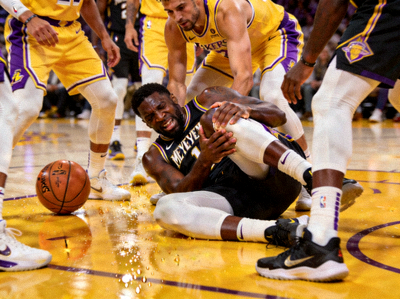 NBA球员朱利叶斯·兰德尔在比赛中受伤倒地瞬间
